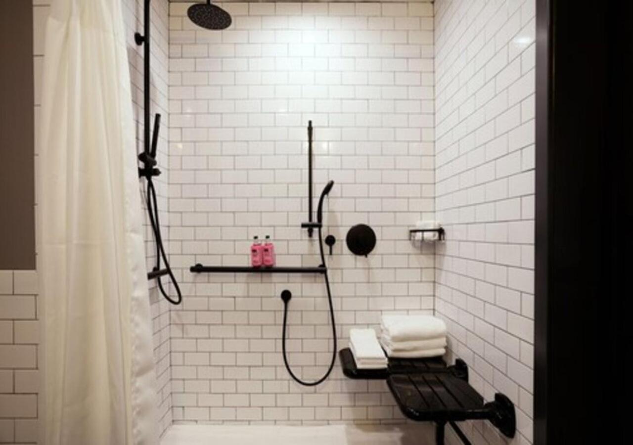 ホテル Moxy Richmond Downtown エクステリア 写真
